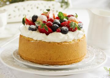 Chiffon cake con frutti di bosco e panna montata