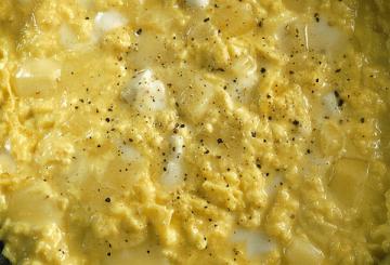Huevos revueltos y cabalacitos