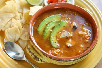 Zuppa di pollo e avocado