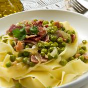 Tagliatelle prosciutto e piselli
