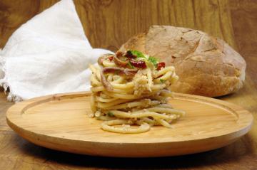 Pasta con acciughe e mollica