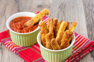 Bastoncini di zucchine fritte con coulis di pomodori