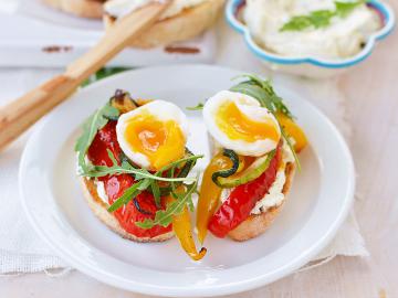 Bruschetta con uova e verdure grigliate