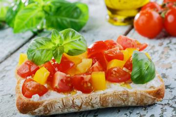 Bruschette peperoni e pomodorini