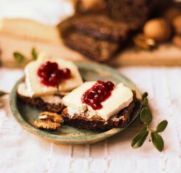 Canapé con brie e salsa di mirtilli