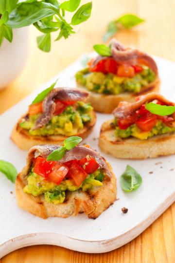 Crostini con frittatina, pomodori e acciughe