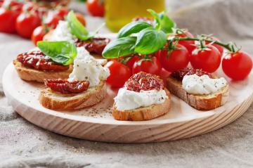 Crostini con pomodori secchi e mozzarella di bufala