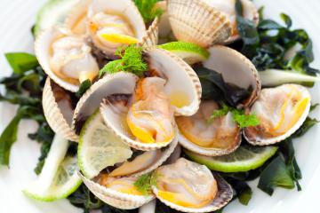 Insalata di vongole e wakame