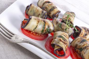 Involtini di melanzane, pomodori e mozzarella