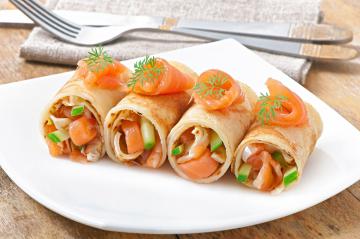 Involtini di pancake al salmone