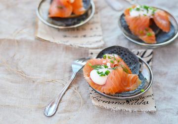 Pancake al nero di seppia con salmone affumicato
