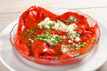 Peperoni arrostiti con bagnetto di aglio ed erbe