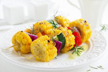 Spiedini di pannocchie e verdure