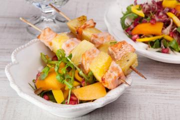 Spiedini di salmone e ananas