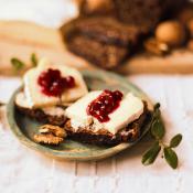 Canapé con brie e salsa di mirtilli