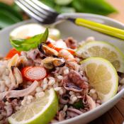 Insalata di orzo ai frutti di mare
