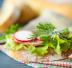 Bruschette con prosciutto e ravanelli