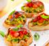 Crostini con frittatina, pomodori e acciughe