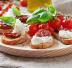 Crostini con pomodori secchi e mozzarella di bufala