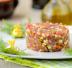 Tartare di tonno con fiori di zucca e scalogno