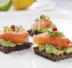 Tartine con guacamole e salmone