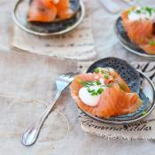 Pancake al nero di seppia con salmone affumicato