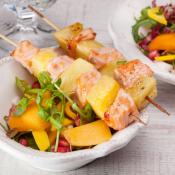Spiedini di salmone e ananas