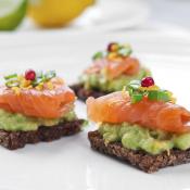 Tartine con guacamole e salmone