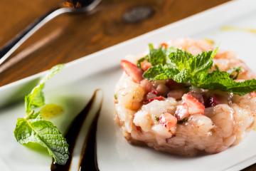 Tartare di ricciola con gamberetti e fragole