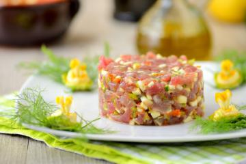Tartare di tonno con fiori di zucca e scalogno