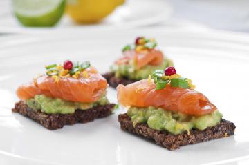 Tartine con guacamole e salmone
