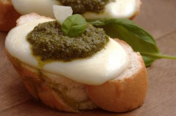 Tartine con pesto di rucola