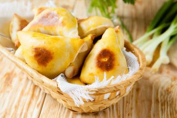 Triangoli di sfoglia con cipolla e uova