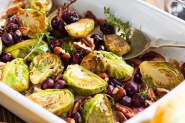 Cavolini di Bruxelles al forno con olive e noci