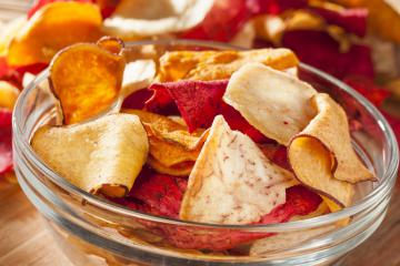 Chips di patate, carote e barbabietola