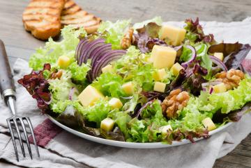 Insalata con noci e groviera
