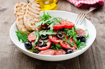 Insalata con olive, pomodori e salamino piccante
