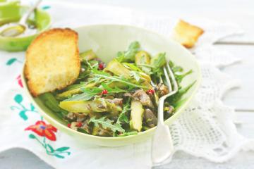 Insalata di asparagi, rucola e funghi