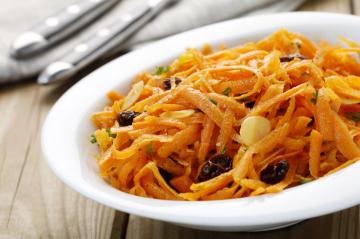 Insalata di carote e uvetta