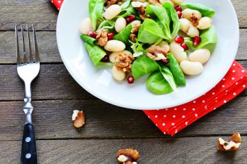 Insalata di fagioli, noci e melagrana