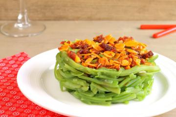 Insalata di fagiolini con mandorle e salamino