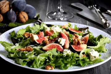 Insalata di fichi con lattuga e formaggio