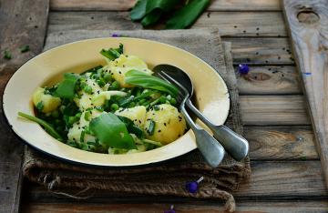 Insalata di patate piselli e aglio orsino