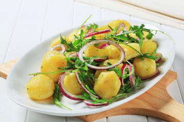 Insalata di patate, rucola e cipolla di Tropea