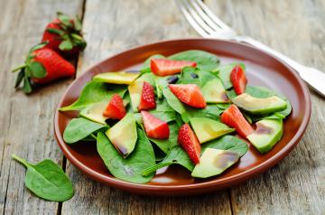 Insalata di spinaci, avocado e fragole