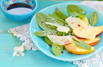 Insalata di spinaci, mele e Parmigiano
