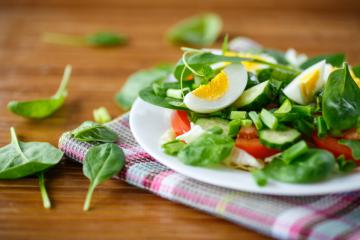 Insalata di valeriana con uova sode e cetrioli