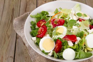 Insalata primaverile con uova di quaglia