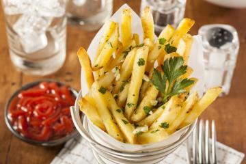 Patatine fritte all'aglio e prezzemolo