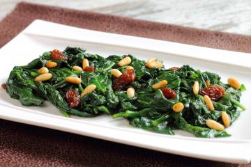 Spinaci con pinoli e uvetta